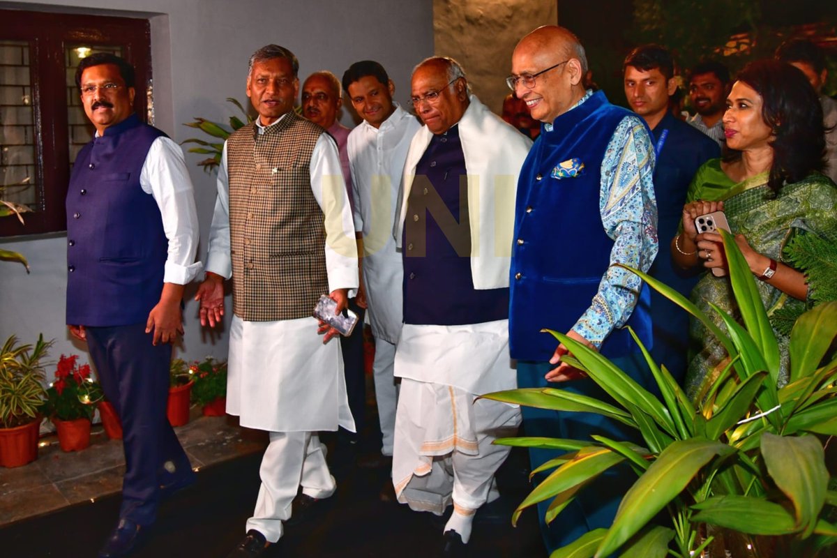UNI_Photos's tweet photo. In Photos | Abhishek Manu Singhvi, Member of Parliament and a member of the Congress Working Committee (CWC), hosted a dinner for guests at his residence in Delhi this evening.

Several senior leaders were in attendance.

📸: Nipun Channa / UNI
 
@DrAMSinghvi | #Congress | #AbhishekManuSinghvi | #Delhi | #UNI