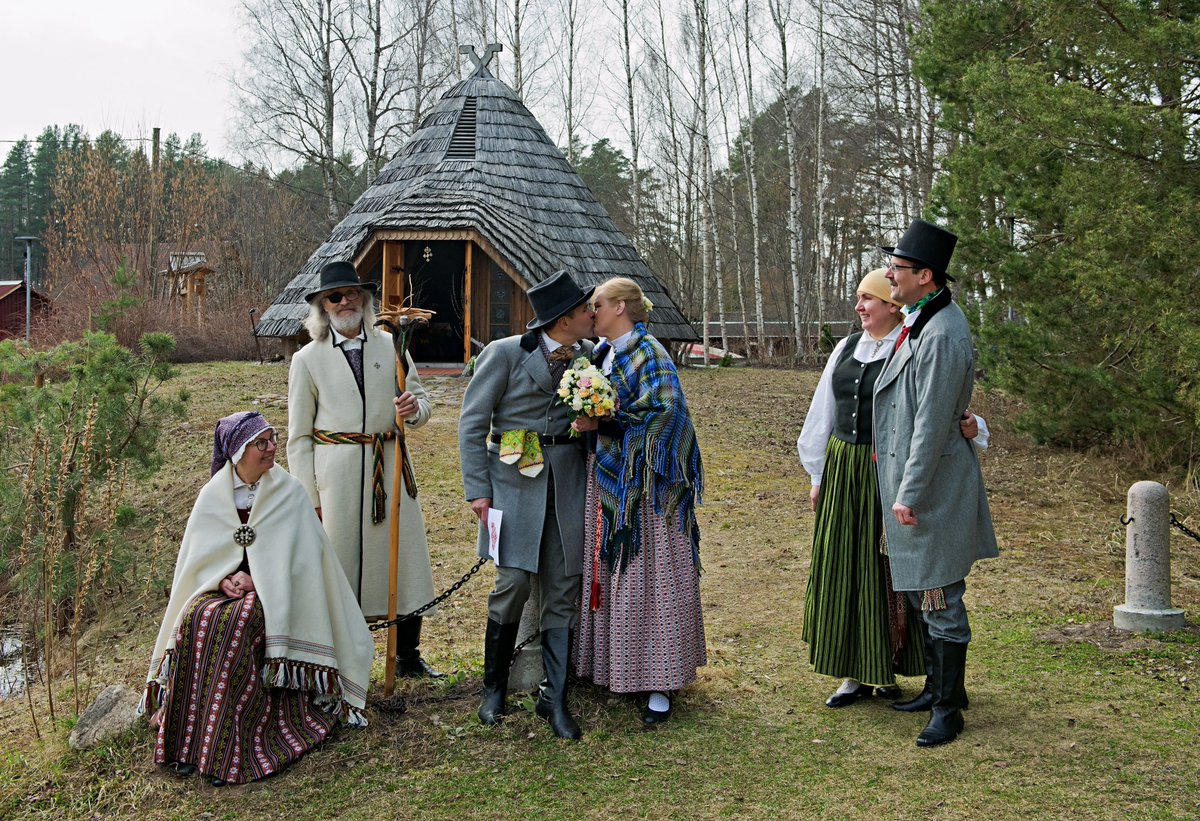 SvetesD's tweet photo. Dievturu svētniekiem beidzot ir tiesības pāri līdzināt ar juridisku spēku. Pirmās šādas laulības notika šodien Jelgavā Svētes svētnīcā. https://t.co/qs4QOqs8Pa