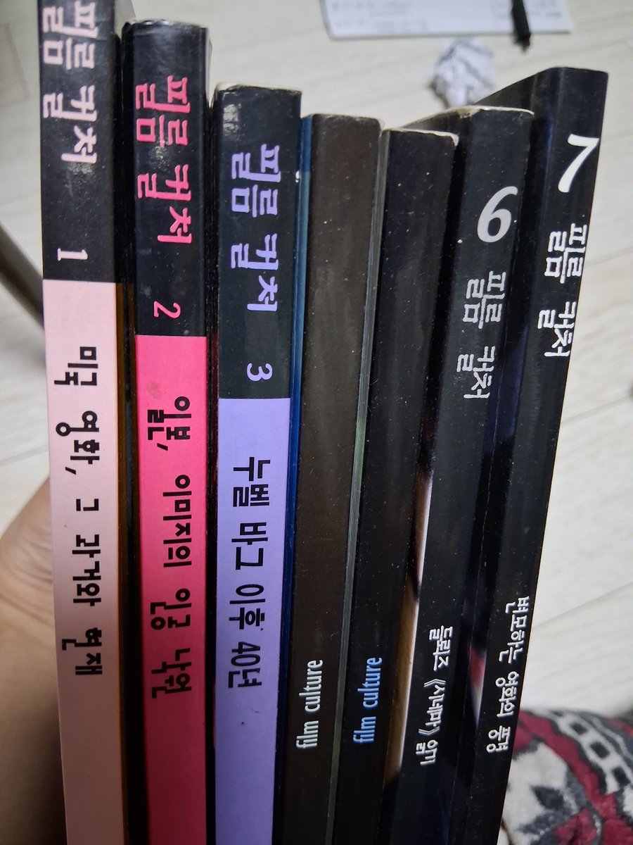 책 먹는 기계 tweet media