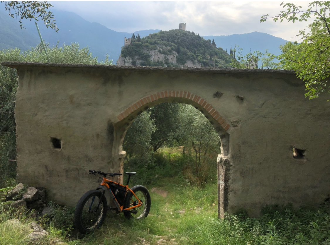 MichGPS's tweet image. Un portale con vista sul castello di Arco, immerso tra gli ulivi….#GardaTrentino #Lavorounapassione #bikeguide #rilievigps