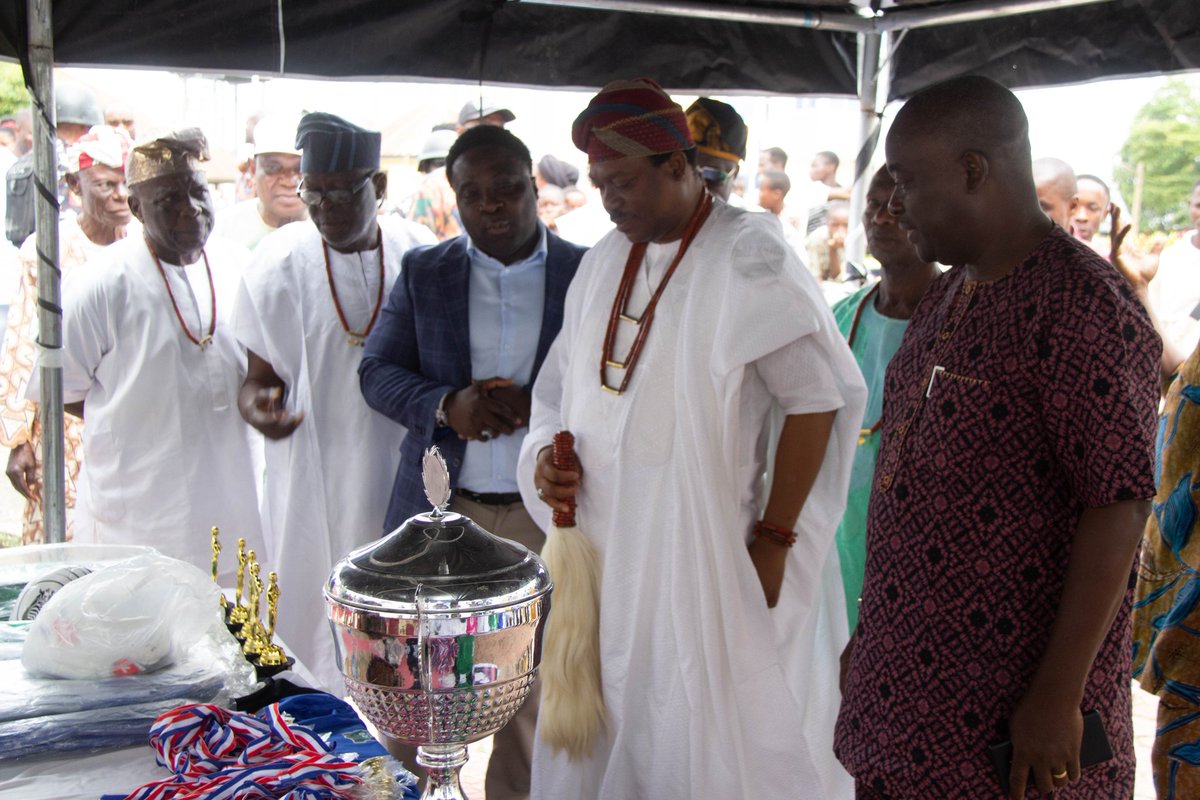 Jibs_baba's tweet photo. Hon Ajibola showing the Olowo of Owo the sport items for the students #ajibs #olowocup #ondostate https://t.co/czo1zAPlKp