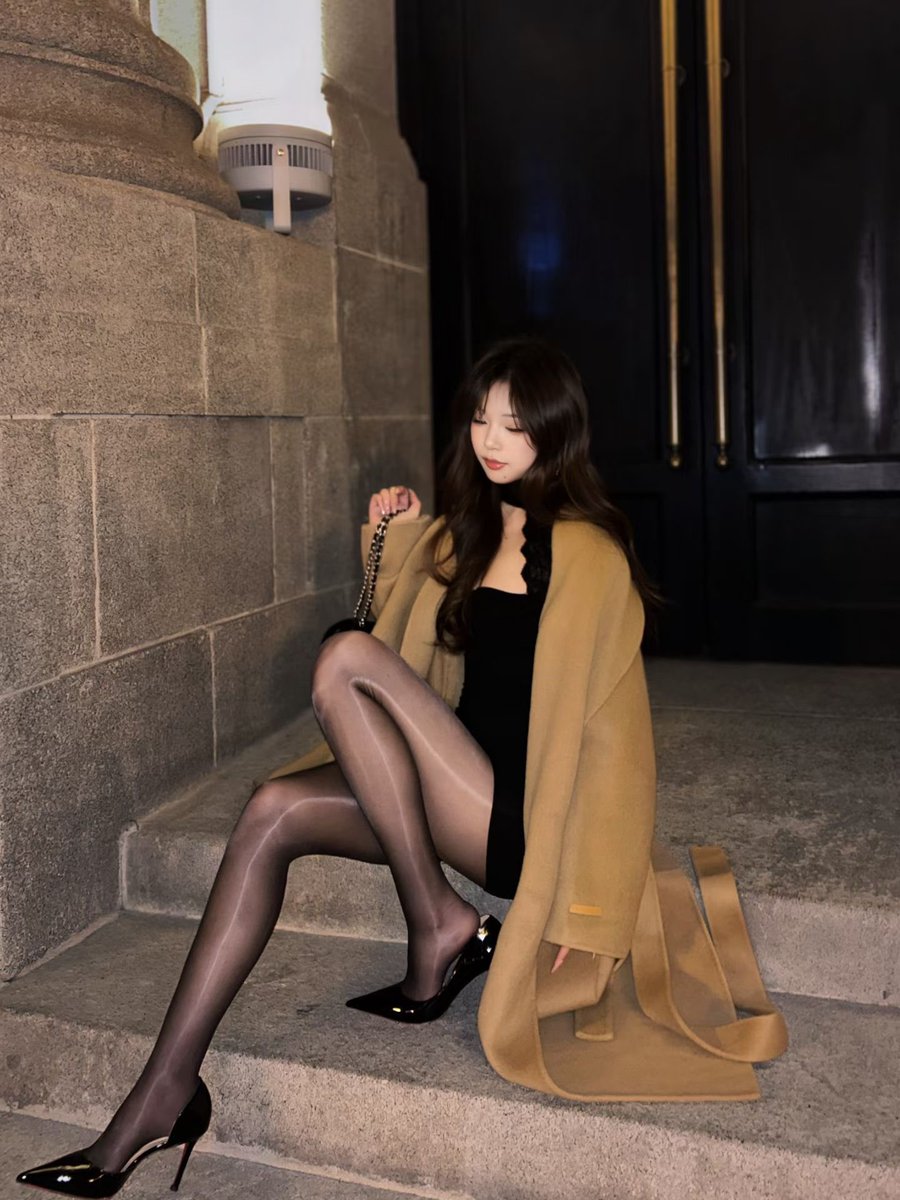 Soulooooooe's tweet photo. ♠️ #黑丝 #暗黑系 #御姐 #反差 #女大 #学生 https://t.co/uSb3IVbC9b