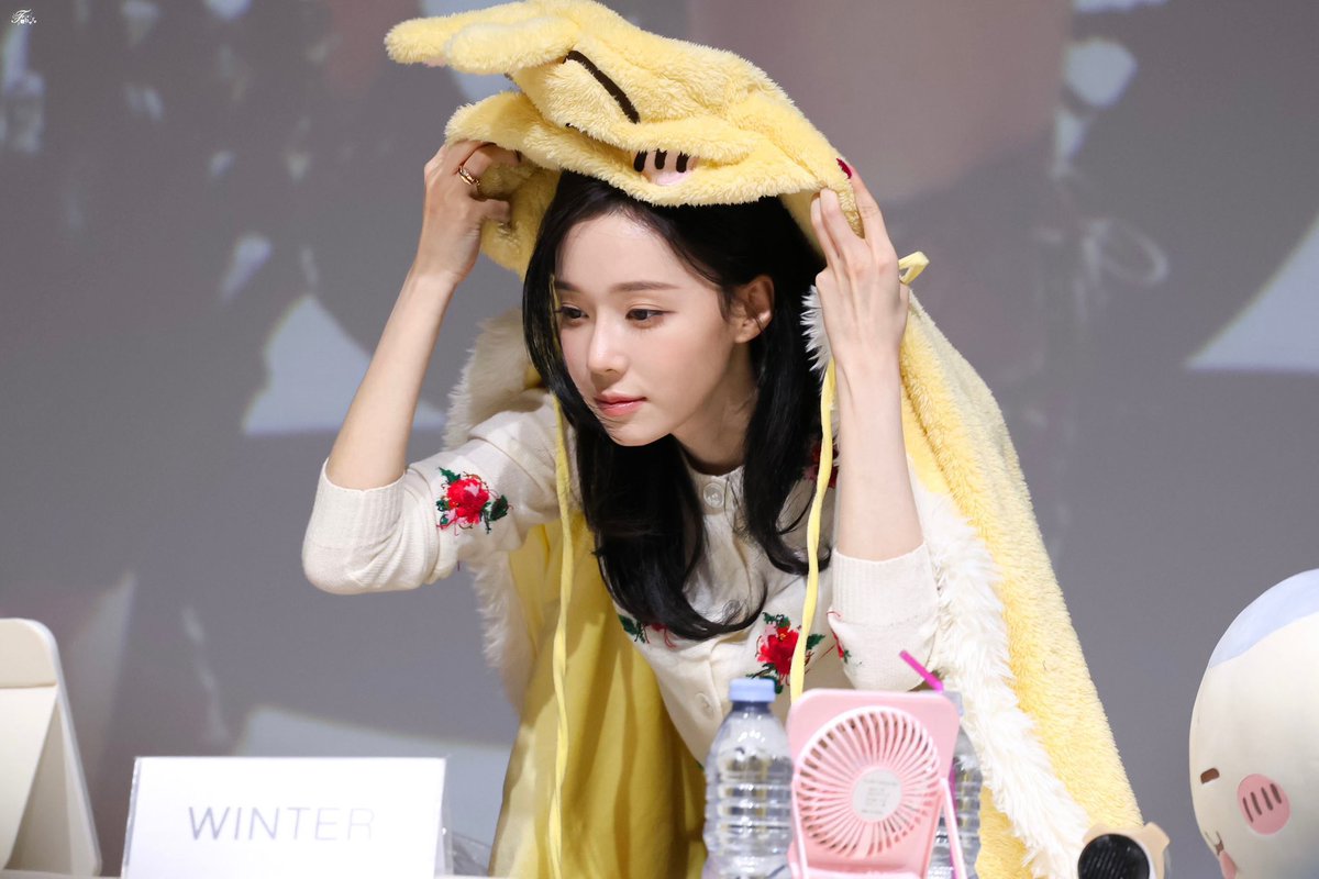 hourly winter tweet media