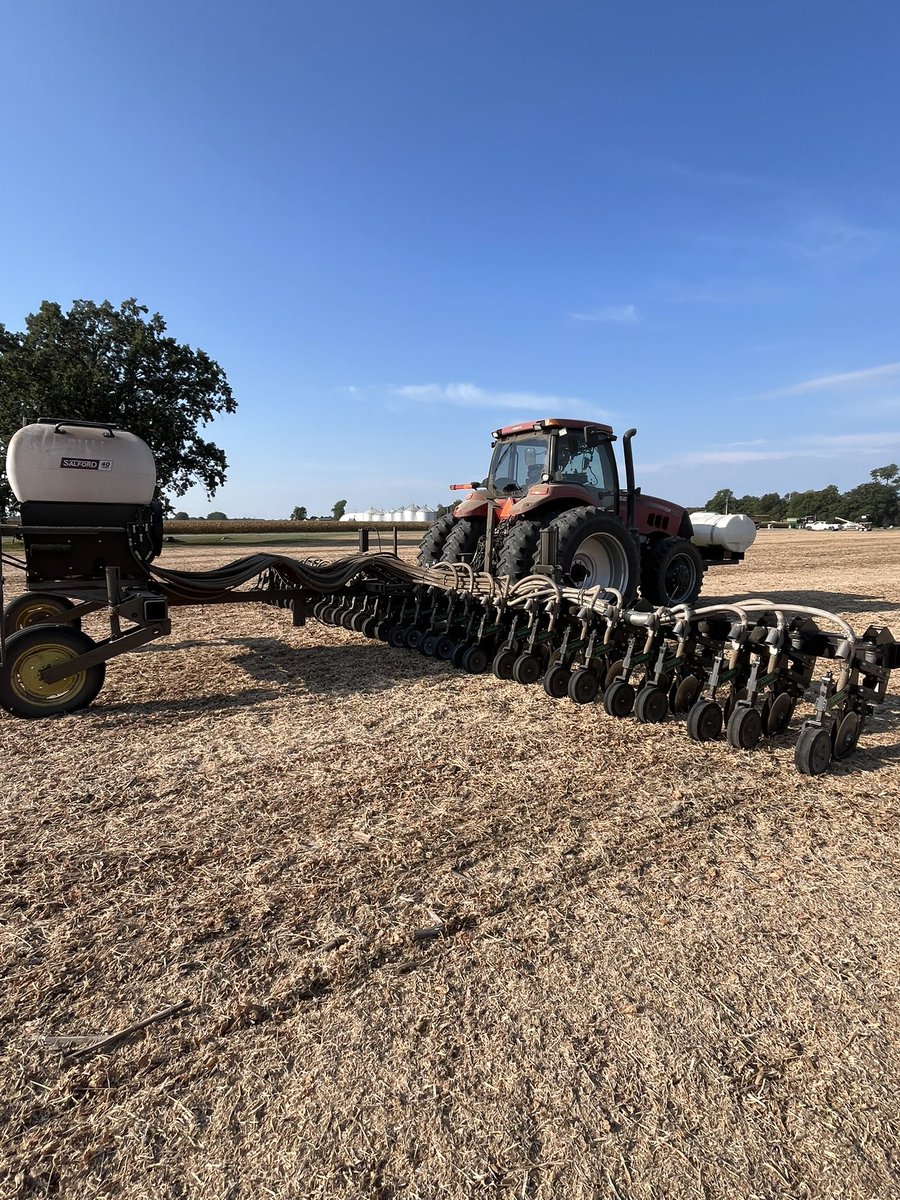 JustNCas3's tweet photo. @NateE47457 @bandedagllc 40 foot 3point hitch bar. With dawn duo seed units. Air down pressure with a salford box. https://t.co/qxmLyAEIm6