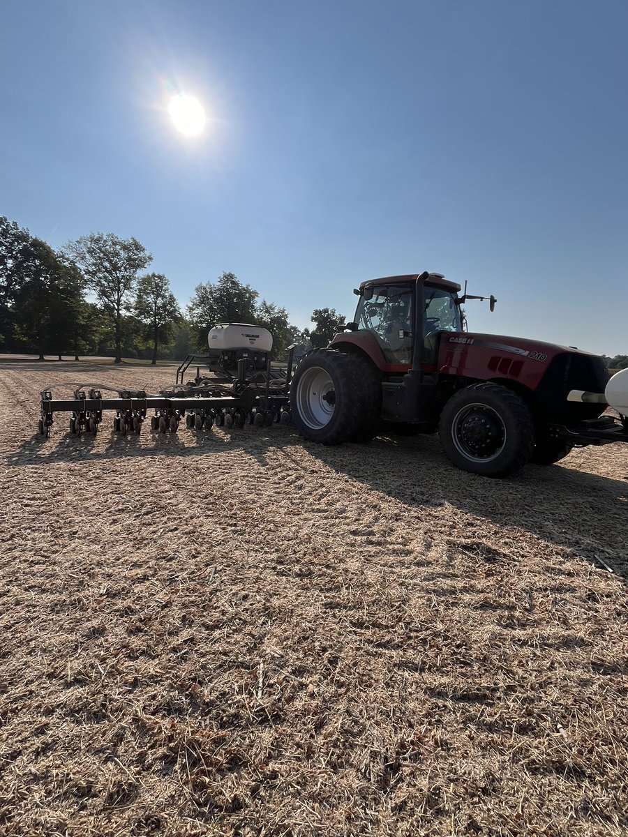 JustNCas3's tweet photo. @NateE47457 @bandedagllc 40 foot 3point hitch bar. With dawn duo seed units. Air down pressure with a salford box. https://t.co/qxmLyAEIm6