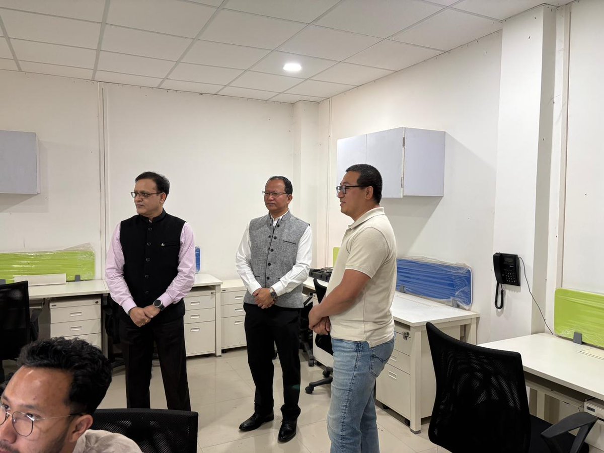 ImphalStpi's tweet image. Jurisdictional Director, @stpiguwahati visited STPI Imphal and interacted with the #Startup units of #OctaNE #CoE in #EmergingTech - AR/VR. #AugmentedReality #VirtualReality #NortheastIndia #imphal 

@GoI_MeitY @arvindtw @stpiindia @SoumyaOtta @STPI_OctaNE