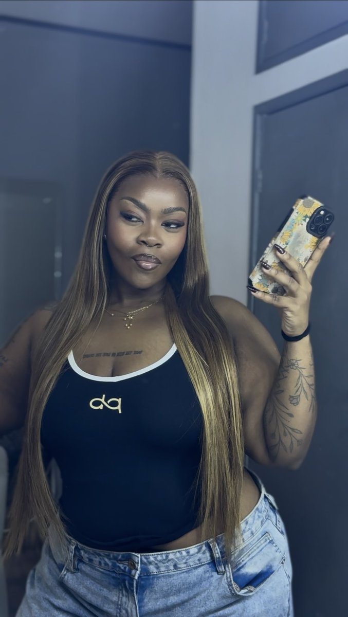 stefaniaLe0nel's tweet photo. Screenshots do vídeo🥹😮‍💨🤌🏾 https://t.co/oEbUs6Zgen