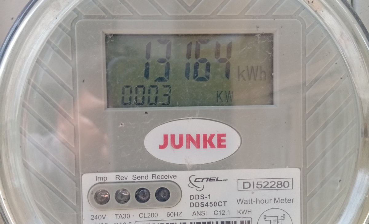 Manu_ArLle's tweet photo. @CNEL_EP @servicioscnelep Pilas a los usuarios. Así estafan en la lectura del medidor de luz: me sale que el consumo marcaba 13700 y en el medidor recién a fecha de hoy, 24 de marzo está 13164.
Me están cobrando el 150% de más.
Fotos de evidencia de la estafa. https://t.co/nfBnEog2p1