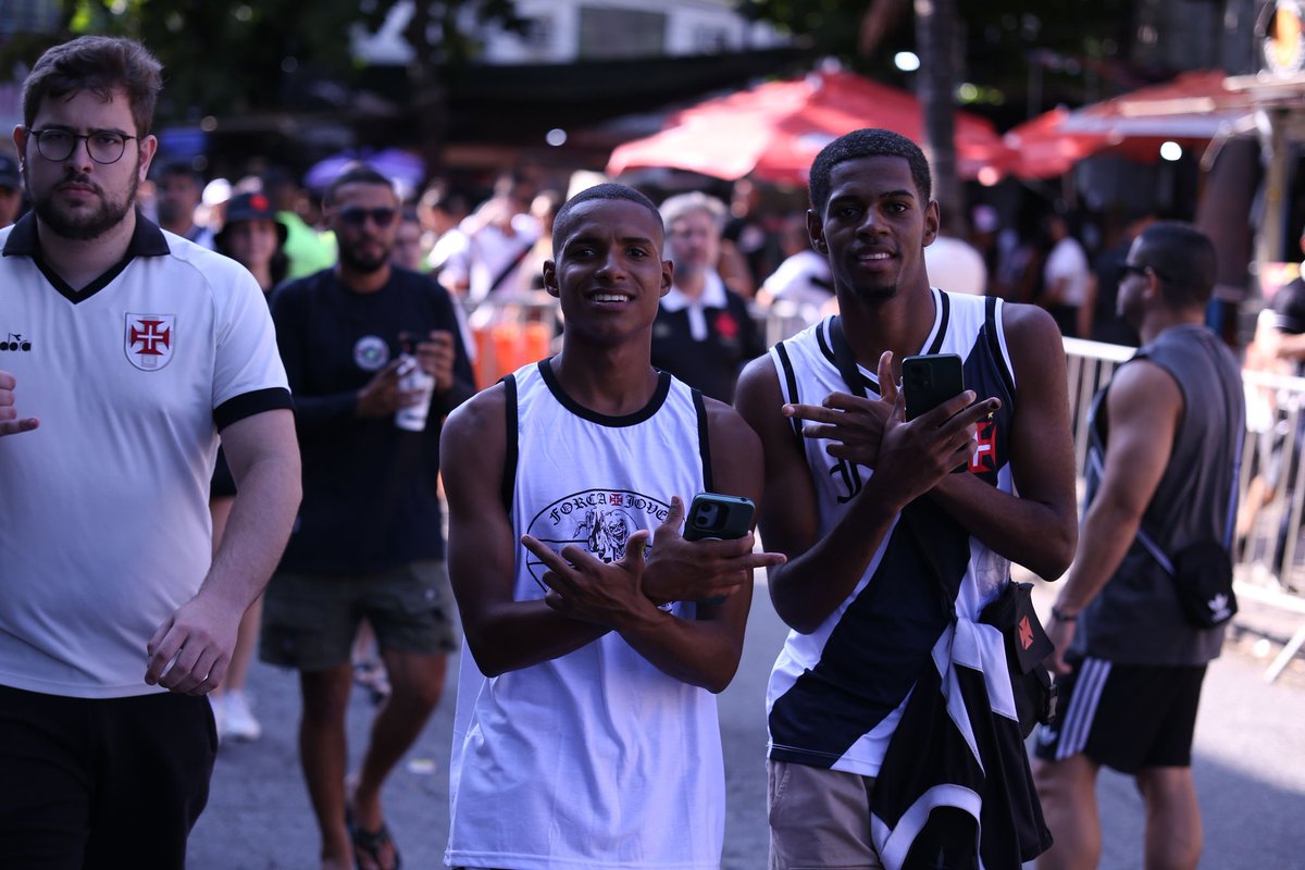 Com a farda, prontos pra guerra! 💢🩸