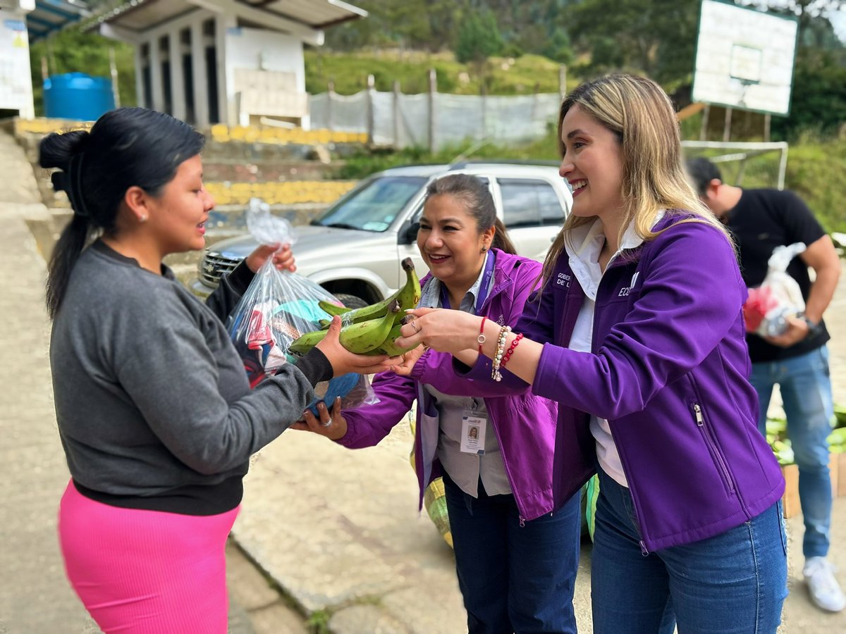 AlexandraMJaraM's tweet photo. Gracias al liderazgo de nuestro presidente @DanielNoboaOk 🇪🇨, impulsamos acciones que conectan el trabajo de nuestros agricultores con las familias que más lo necesitan.
Con el compromiso y visión de @DHumanoEc, seguimos trabajando por el bienestar de nuestra gente ❤️. https://t.co/G5xvlXU9JT