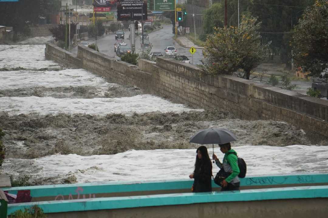 LaRazon_Bolivia's tweet photo. #Ciudades| Las fuertes precipitaciones pluviales en La Paz, ocasionaron la crecida de las aguas del río Choqueyapu a la altura de las avenidas Costanera y Roma en la zona sur de la ciudad.
FOTO/Francisco RIVEROS @APGNoticiasBo
#LaRazónDigital #LPZ #Lluvias https://t.co/UTyNe70WV3