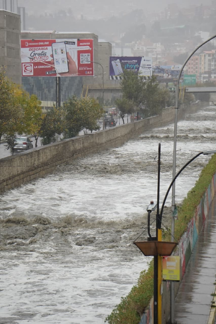 LaRazon_Bolivia's tweet photo. #Ciudades| Las fuertes precipitaciones pluviales en La Paz, ocasionaron la crecida de las aguas del río Choqueyapu a la altura de las avenidas Costanera y Roma en la zona sur de la ciudad.
FOTO/Francisco RIVEROS @APGNoticiasBo
#LaRazónDigital #LPZ #Lluvias https://t.co/UTyNe70WV3