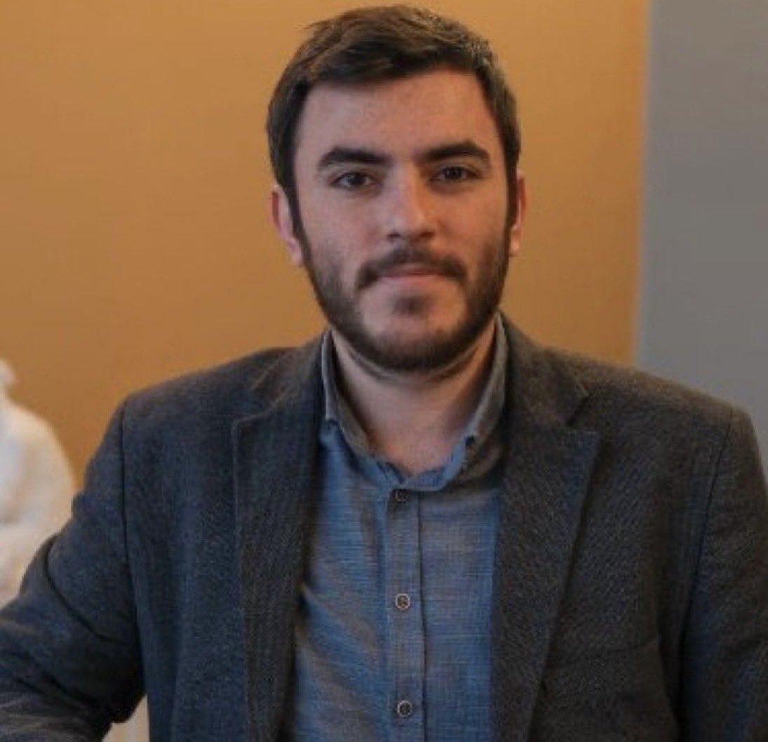 İsmail Arı, gazeteci.
Kolektif hakların ısrarlı izleyicisi ve bildiricisi
Tutuklanarak toplumun bilgi edinme ve haber alma hakkının engelleneceği sanılıyor
Diğer sanıların boşa çıkacağı gibi bu da boşa çıkacak
Özgür basın üzerindeki baskılar son bulmalı ve gazeteciler bırakılmalı