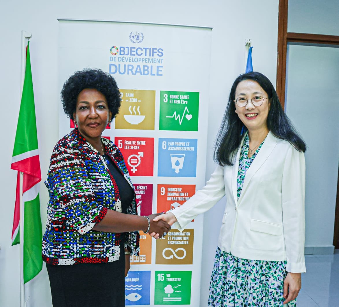 UN_Burundi's tweet image. La Coordonnatrice Résidente de @UN_Burundi, @vkakyomya, a accueillie S.E. Amb Zhu Kewei, nouvelle @AmbChineBurundi. Elles ont échangées sur la coopération, le développement durable et la promotion des #ODD au Burundi.
#Burundi  @UN_SDG