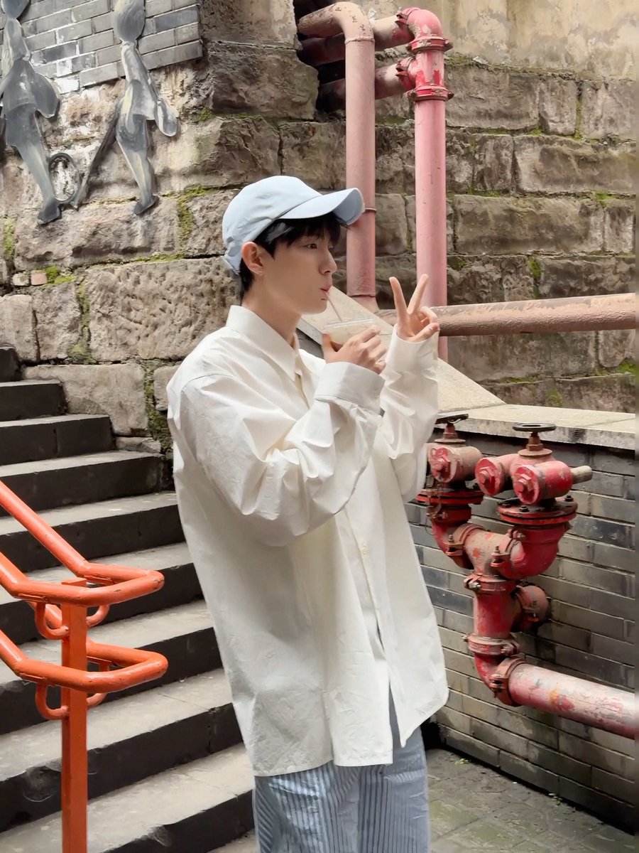 น้องน่ารักมาก ช่วยด้วย ชื่อโจวอี้หรานคับ