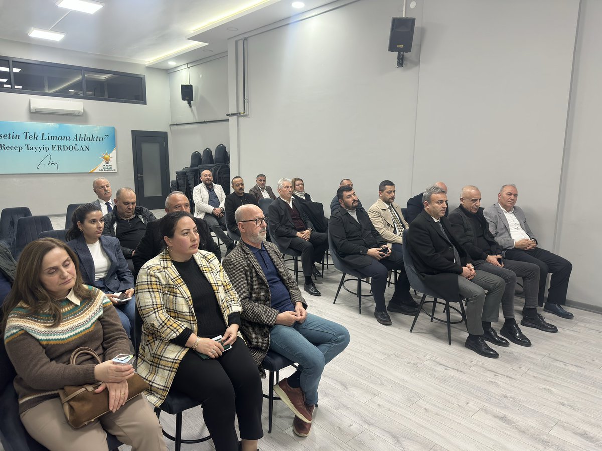 AkGolbasiResmi's tweet photo. Haftalık Olağan Yürütme ve Yönetim Kurulu Toplantılarımızı İlçe Başkanımız Sn. @Slmakcyln başkanlığında, İl Başkan Yardımcımız Sn. @aytekin_gurer ’in katılımlarıyla gerçekleştirdik.

Hayırlara vesile olsun.
@hakanhanozcan @AkpartiAnkara https://t.co/2afrwlflQu