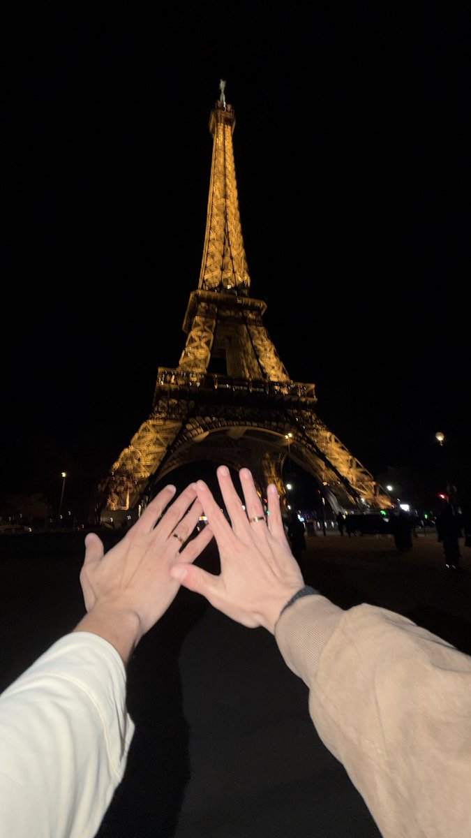 lidiosegundo's tweet photo. Eu noivei com o amor da minha vida aos pés da Torre Eiffel, como em um sonho. 💍❤️ https://t.co/ly0yuLoLqp