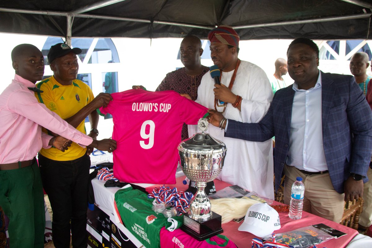 Jibs_baba's tweet photo. The Olowo of Owo and Hon Ajibola presenting the sport items to the students #ajibs #olowocup #ondostate https://t.co/msZbVh9x3x