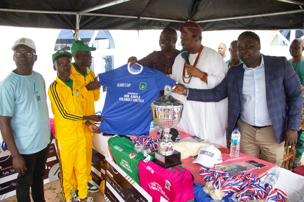 Jibs_baba's tweet photo. The Olowo of Owo and Hon Ajibola presenting the sport items to the students #ajibs #olowocup #ondostate https://t.co/msZbVh9x3x