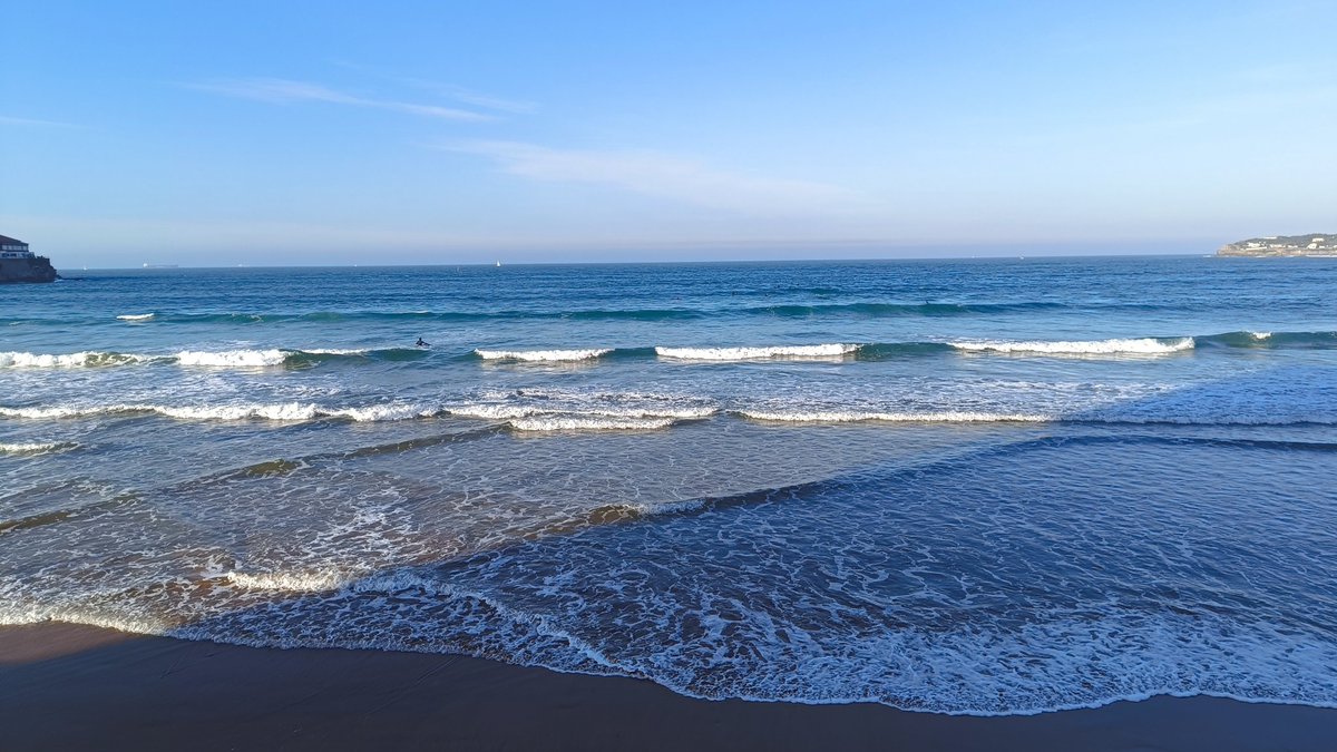 Townendpeter's tweet photo. La playa de San Lorenzo de Gijón, Asturias, martes, 24 de marzo, 2026, 18:00h, @eltiempotpa @AEMET_Asturias @LaMeteoAstur @1967fct @tiempoasturias @tiempodejavimo @tiempobrasero @TurismoAsturias @GijonTurismo @aquilatierratve https://t.co/c1Pt4EkoEx