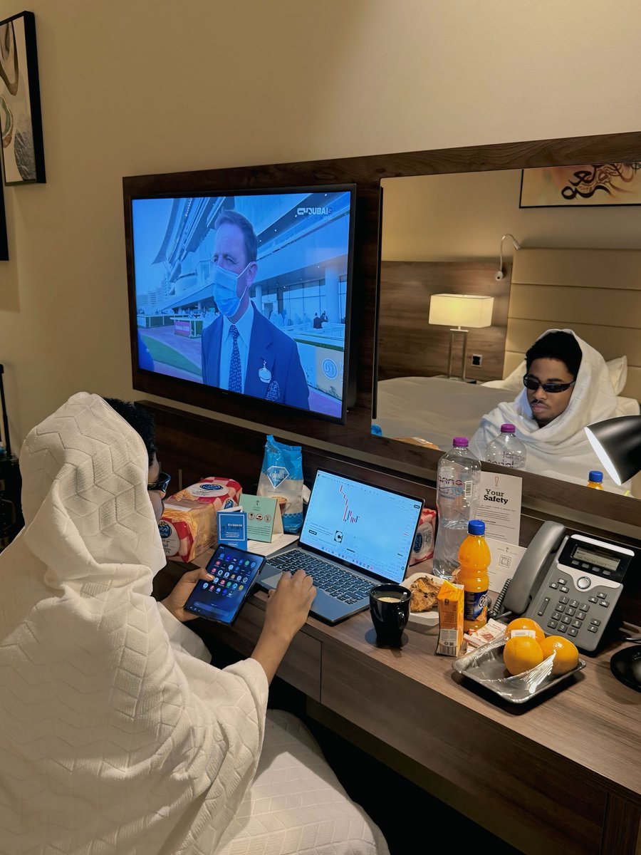SirHishamX's tweet photo. Everyone, wey no go add value or bring halal progress into my life, I go clear am out , no stress, no explanation. I dey level up, so I dey drop anything wey dey hold me back. I no dey carry dead weight. Bro to bro Take this one as Serious advice, no be ordinary motivation, once you got the point, i assure your life must definitely upgraded , no excuse 🔥.