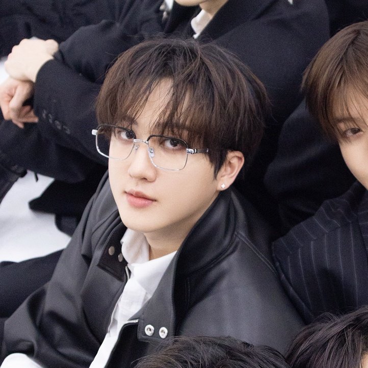 tôria VAI VER O SKZ DNV tweet media