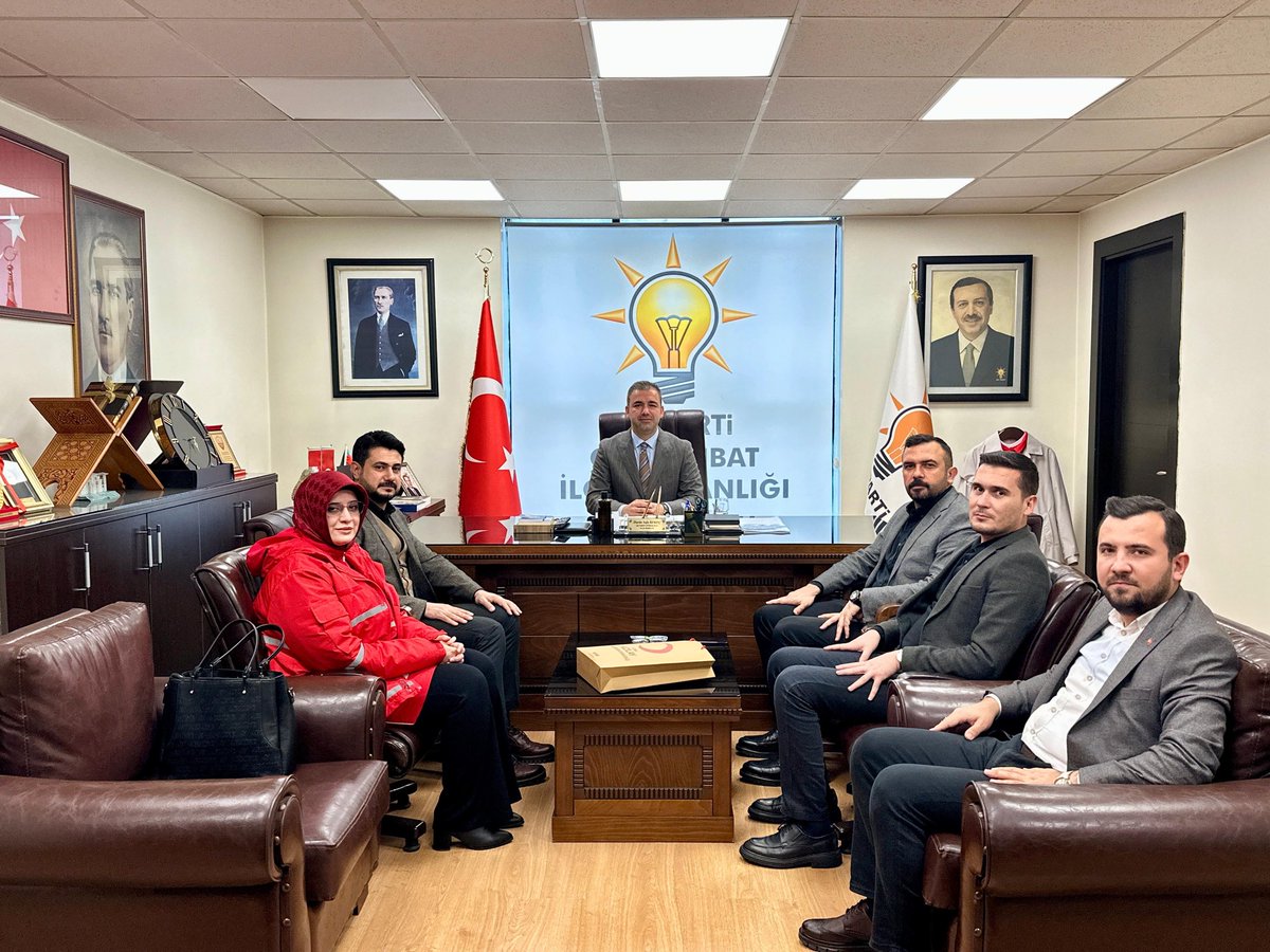kizilaymaras's tweet photo. İl Başkanımız Mustafa Edip Çelik ve Yönetim Kurulu Üyelerimiz Ak Parti Onikişubat İlçe Başkanı Sefa Kekeç’i ziyaret etti. Nazik ev sahipliği ve misafirperverlikleri dolayısıyla kendilerine teşekkür ederİz. https://t.co/N09Pzkng6x