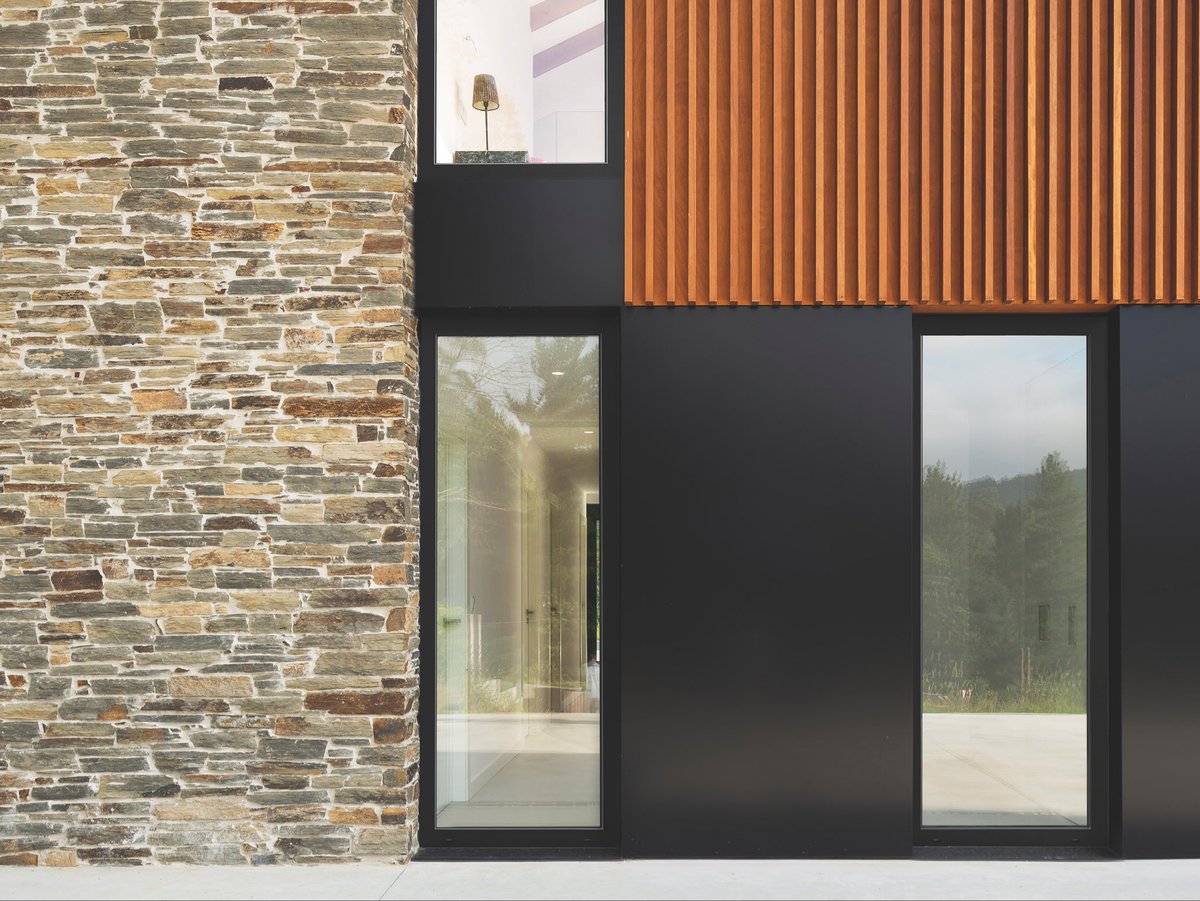 AloraWindows's tweet photo. Contrast, done with intent.

Glass placed exactly where it needs to be - balancing heavy textures, vertical lines, and open space without competing for attention. https://t.co/ON8fZaUr1I