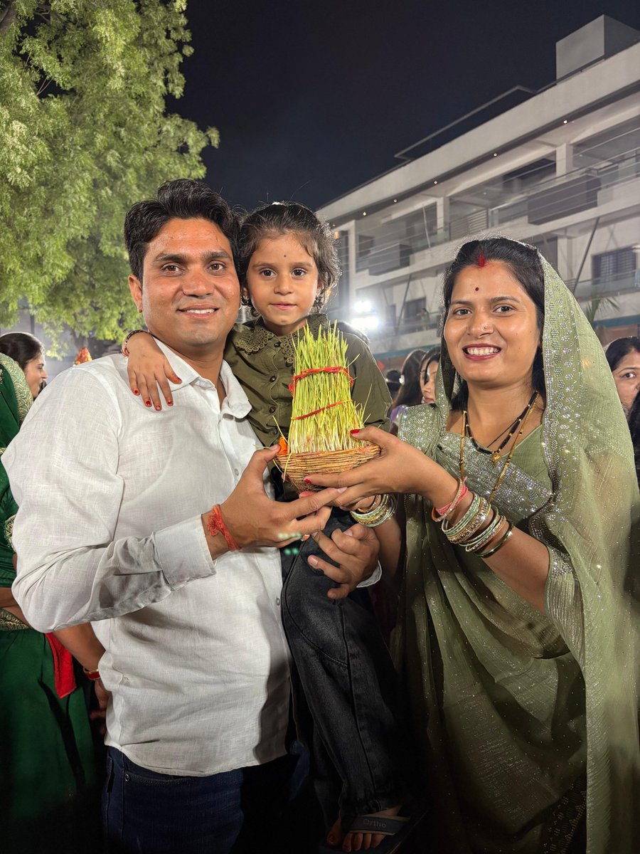 गणगौर के पावन पर्व के समापन पर माताजी की विदाई....
माँ गणगौर की कृपा एवं आशीर्वाद हम सभी पर सदैव बना रहे और हमारे जीवन में सुख-समृद्धि, सौभाग्य एवं खुशहाली का संचार होता रहे।
#जय_माता_दी #गणगौर_पर्व #आस्था #संस्कार