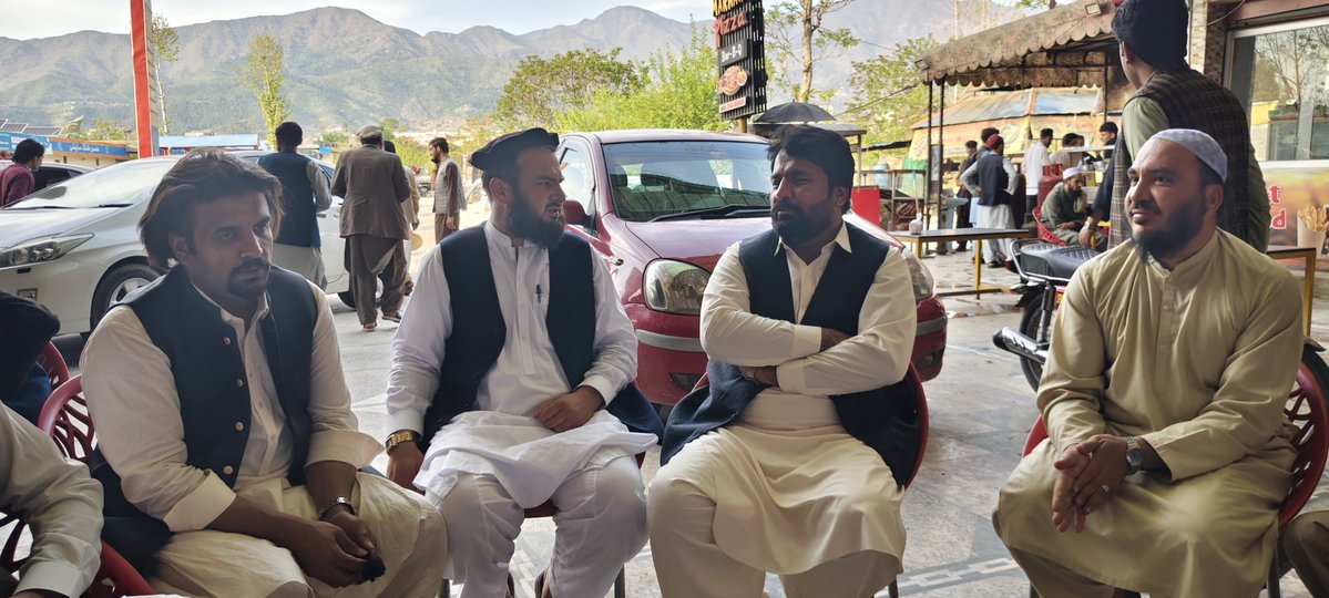 ځان سره سل رنګه سوچونه وکړي 
د یار په مخکې بیا ګونګی شي سړی
درويش دراني

د ستر نقاد او مزاح نګار <a href="/HashiMandokhail/">Hashim Khan</a> سره په اول ځل ليده کاته . هر کله راشي