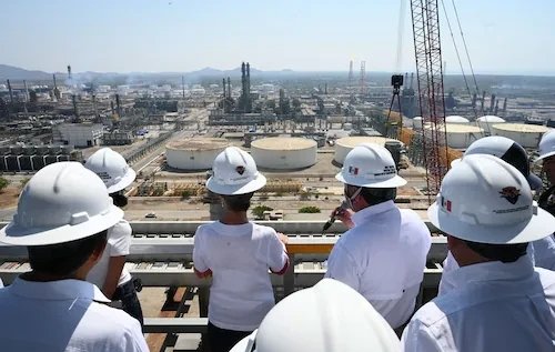 #Opinión🖋️
¿Cuál #SoberaníaEnergética?
La insistencia en fortalecer a #Pemex sin atender de fondo sus problemas financieros, técnicos y de gobernanza puede terminar agravando la situación en lugar de resolverla.
shre.ink/LR9c👈
<a href="/SENER_mx/">SENER México</a> <a href="/GobiernoMX/">Gobierno de México</a>