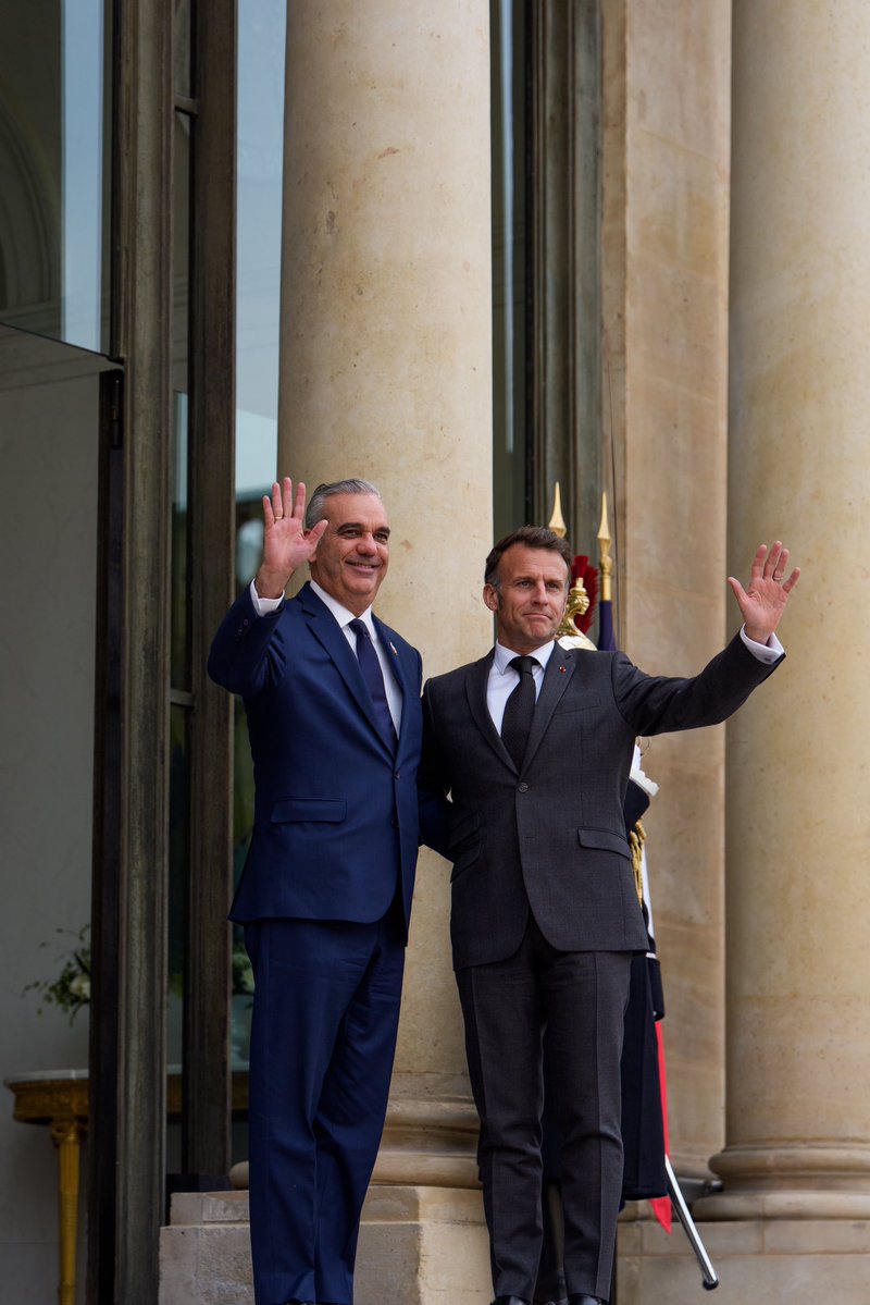 Emmanuel Macron tweet media