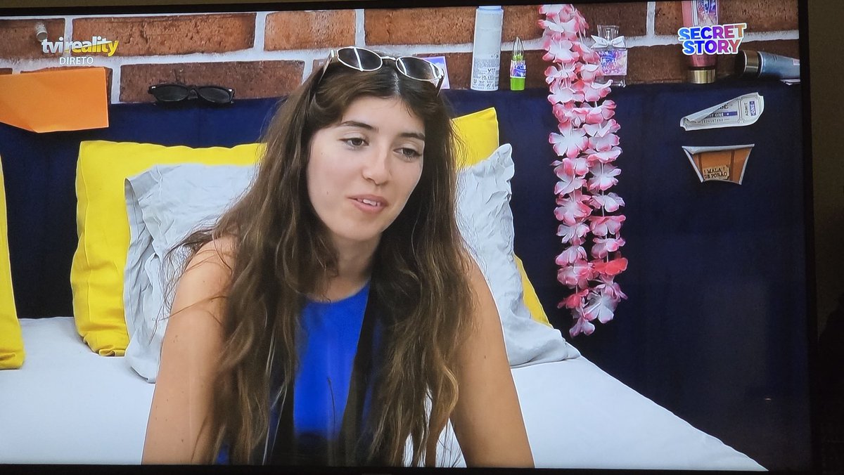 Ariana: Tu achas que a vossa relaçao está a durar tanto porque vocês criaram uma rotina?
Diogo: Nao
Ariana: É 100% amor?
Diogo: Nao te vou responder (e ri)

Dois nojentos!! #sstvi