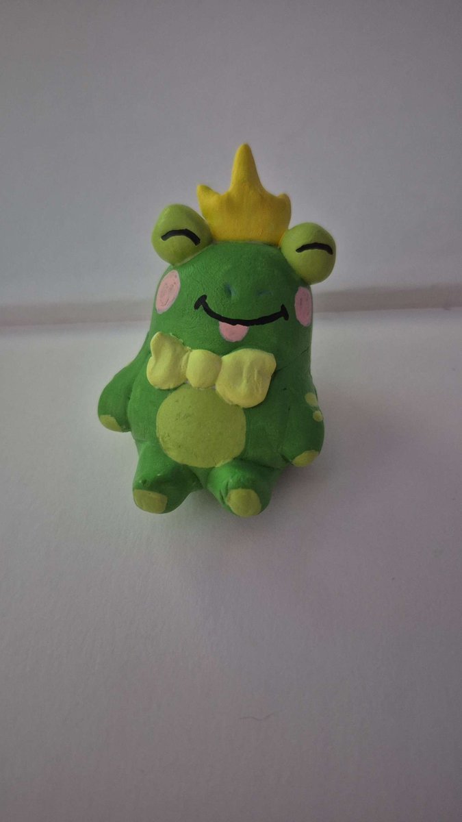 MaymoUwU's tweet photo. I made a lil frogchamp out of foam clay :3 https://t.co/q0UxNDUcLy