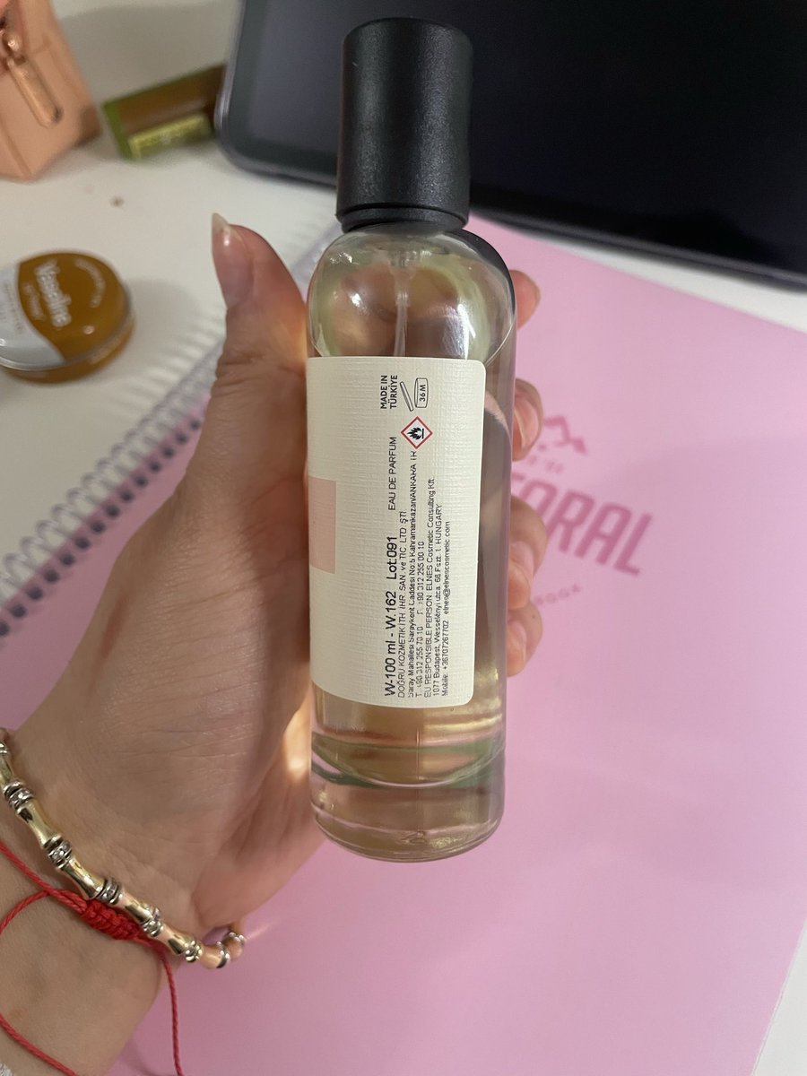 Sahraasalbiya's tweet photo. Bakın bu benim 2.şişem gerrrçek bir bebek kokusu pudralı ve çiçeksi aynı zamanda da aşırı kalıcı ve yayılımlı chloe love muadili orijinalı maalesef üretimden kaldırıldı oyüzden çok kimsede de yok mad mağazasına gidince noolur bi deneyin kod w162 yüksek derece öneridirr💗💗💗 https://t.co/BYnCyHkzjg