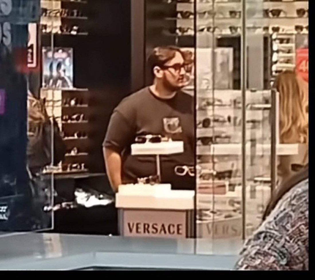Ya saben, no dejen de hacer su donativo a cuba para el bienestar.... Pero de Jesús Ernesto no vaya a ser que después no le alcance para comprar sus lentes Versace originales 👇🔥💥🤦