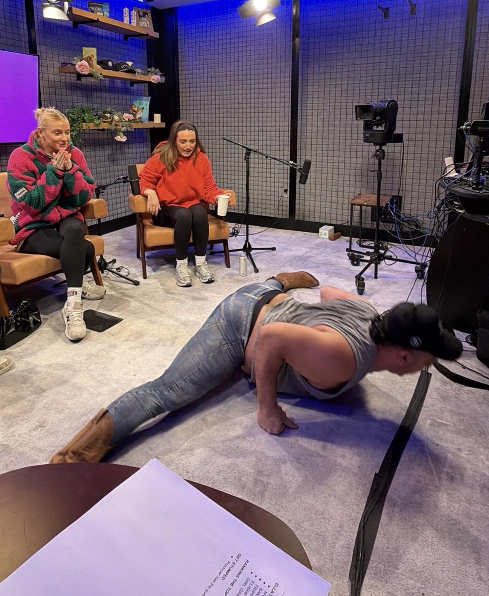 Viva La Stool tweet media