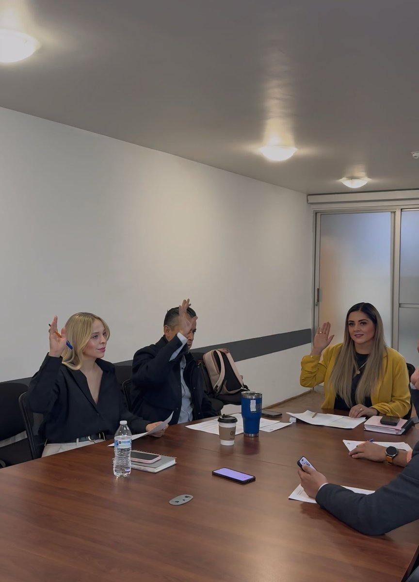 stepgarciam's tweet photo. Revisando, vigilando y administrando los recursos públicos en la Comisión de Hacienda y Control del Patrimonio Municipal, comprometidos con el bienestar de Durango y con que cada recurso se aplique en beneficio de las y los duranguenses.

¡Excelente martes! 🙌🏻 https://t.co/MCEMOwyptt