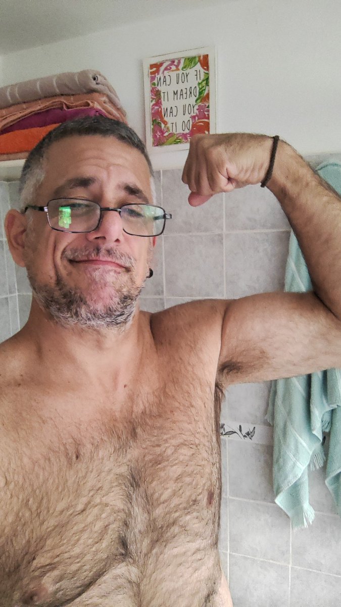 Quien lo diría eh.. que alguna vez se marcara un poco el bíceps.. 
De a poco va queriendo.. por primera vez en mí vida, y a los casi 49. 
No hay excusas para la flojera ni abandonar esos kilos demás. 
Si se quiere se puede. 💜🙌💪