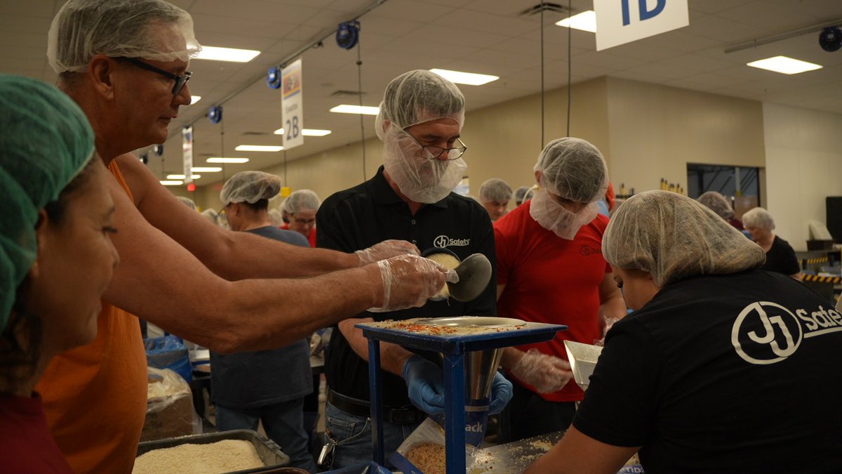 jjsafetyllc's tweet image. Giving back is part of who we are. 💙 The JJ Safety team was proud to volunteer at Feed My Starving Children, working together to help pack meals and make a difference in communities around the world.
@fmsc_org 

#GiveBack #CommunityFirst #VolunteerWork #FeedMyStarvingChildren