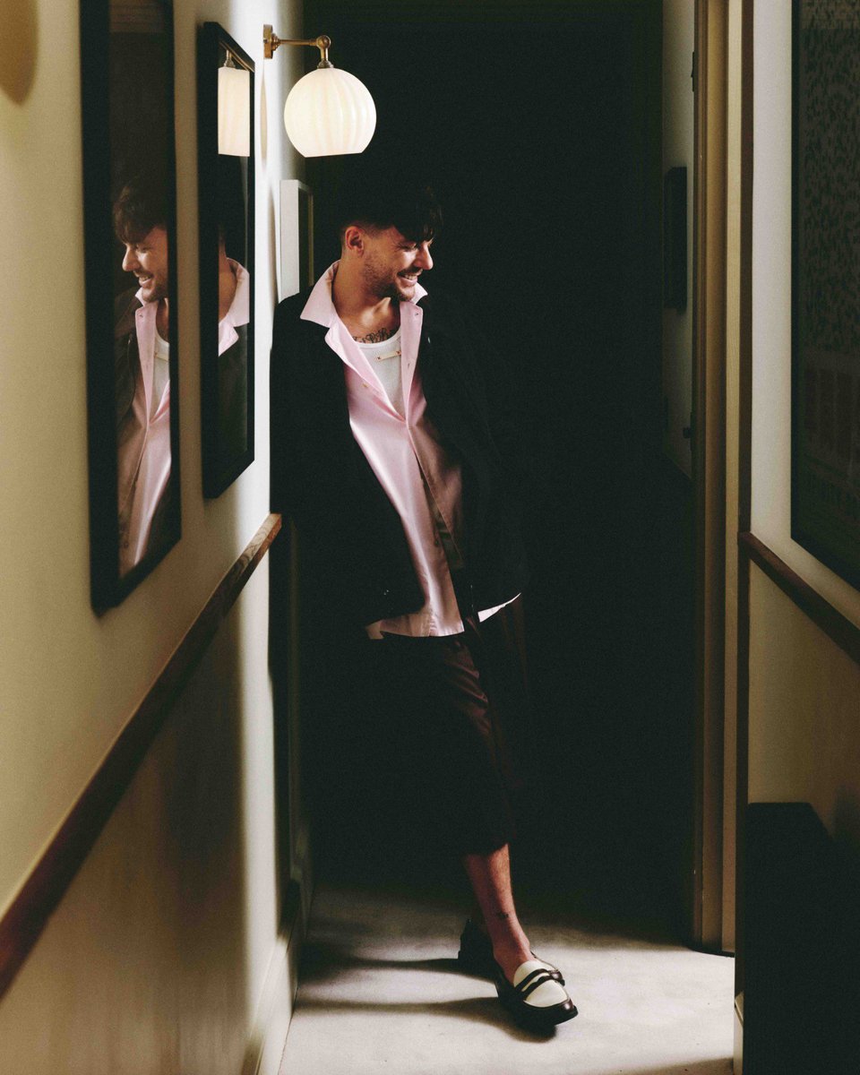 THE SHOES AND THE PINK SHIRT ???
THIS IS HARRY STYLES HUSBAND !!
