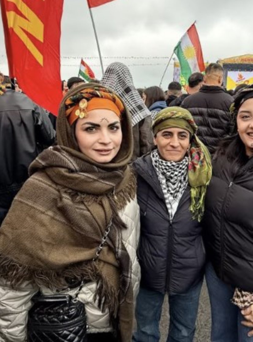 Türklerin paralarıyla dünyayı gezip turnuvalara katılıyor, her türlü imkandan faydalanıp sözde “k*rdistan”paçavrası altında bölücülük yapıyor.
“Kardelen Uci” denilen şahsın babası da milli takımda yer alıyor!
Babası ve kızı milli takımdan neden hala kovulmadı? Hayırdır ya! 
Milli