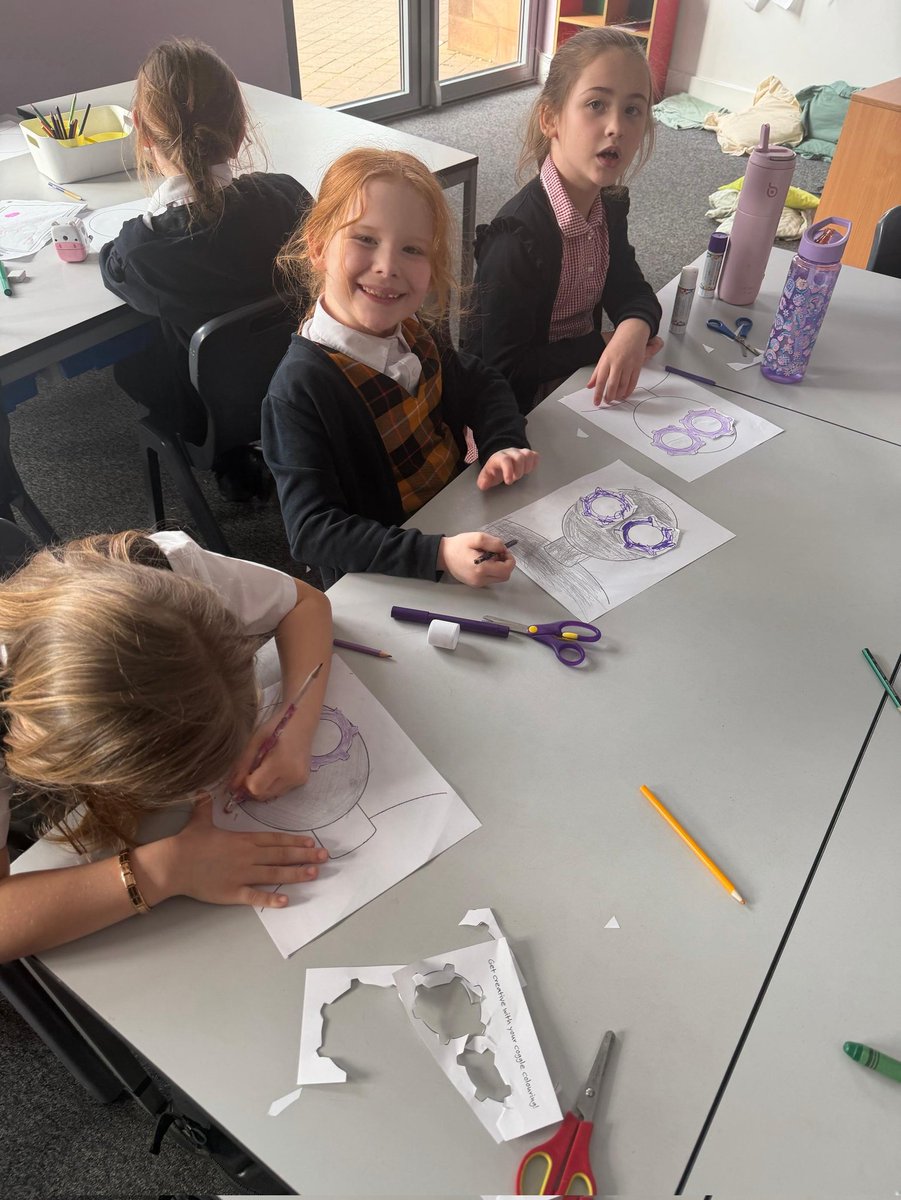 bonhill_ps's tweet photo. Some #cogtastic work from our P3s @EmotionWorksCIC ๐โ๏ธ. Using their novel study, they created some beautiful artwork to represent the influences of emotions and behaviours of main character experienced in the story โ๏ธ๐โ๏ธ๐งก #wildrobot. #workingtogetherallowsallmindstogrow https://t.co/zzZCVVvuVZ