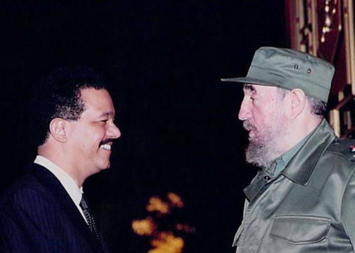 Un chamo haitiano que nació en RD y se fuma un cigarro con el régimen cubano.

<a href="/LeonelFernandez/">Leonel Fernández</a> defendió las embarazadas haitianas, defendió la democracia de Maduro y Diosdado, y aplaude el régimen cubano. 

Al mismo tiempo lleva 14 años criticando la soberanía dominicana. PUNTO.