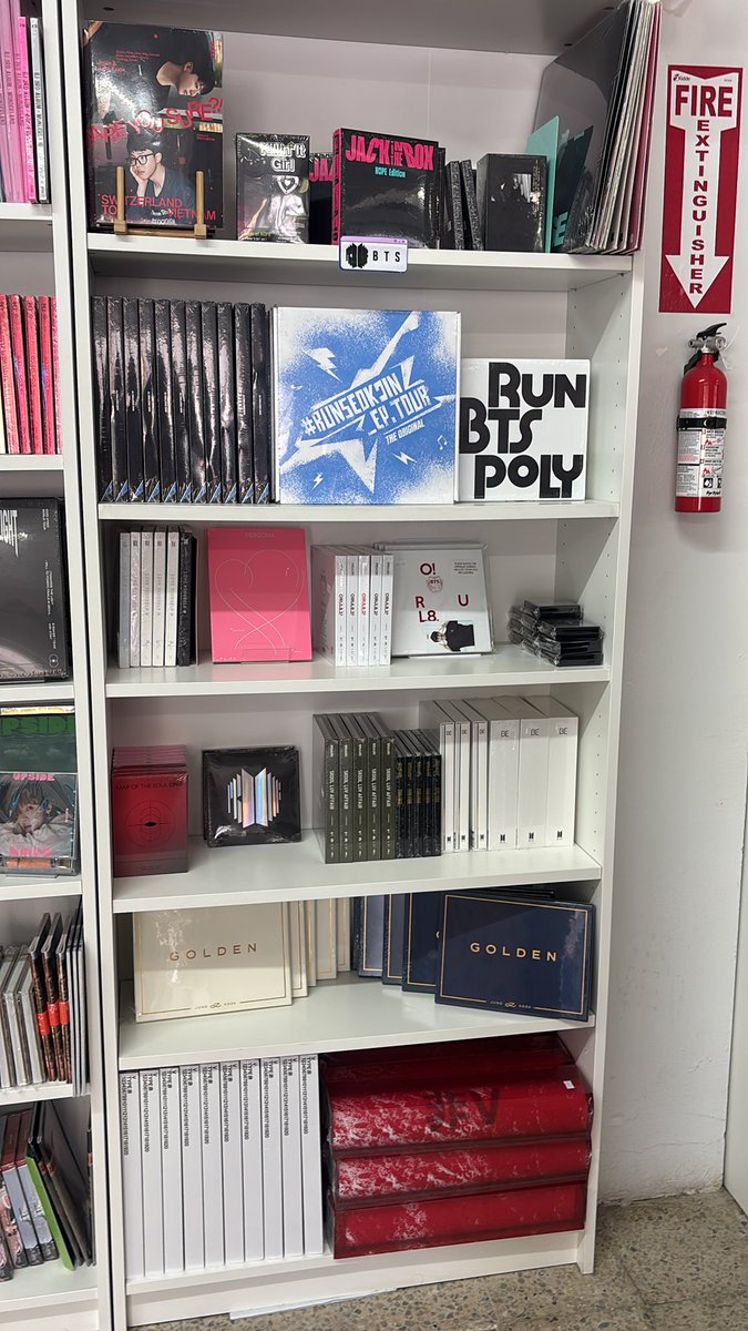 lola⁷ ★ 🪭 is seeing bts !! tweet media