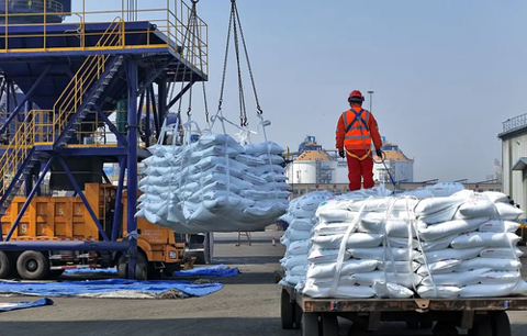 CentsModern's tweet photo. Oil isn't the only commodity market being thrown into disarray by the Iran war. Don't overlook the impact pricier sulfur or fertilizer might have on your wallet. The AI trade is also exposed due to its reliance on helium. https://t.co/yeLd94t0UY https://t.co/bEik5zLprg