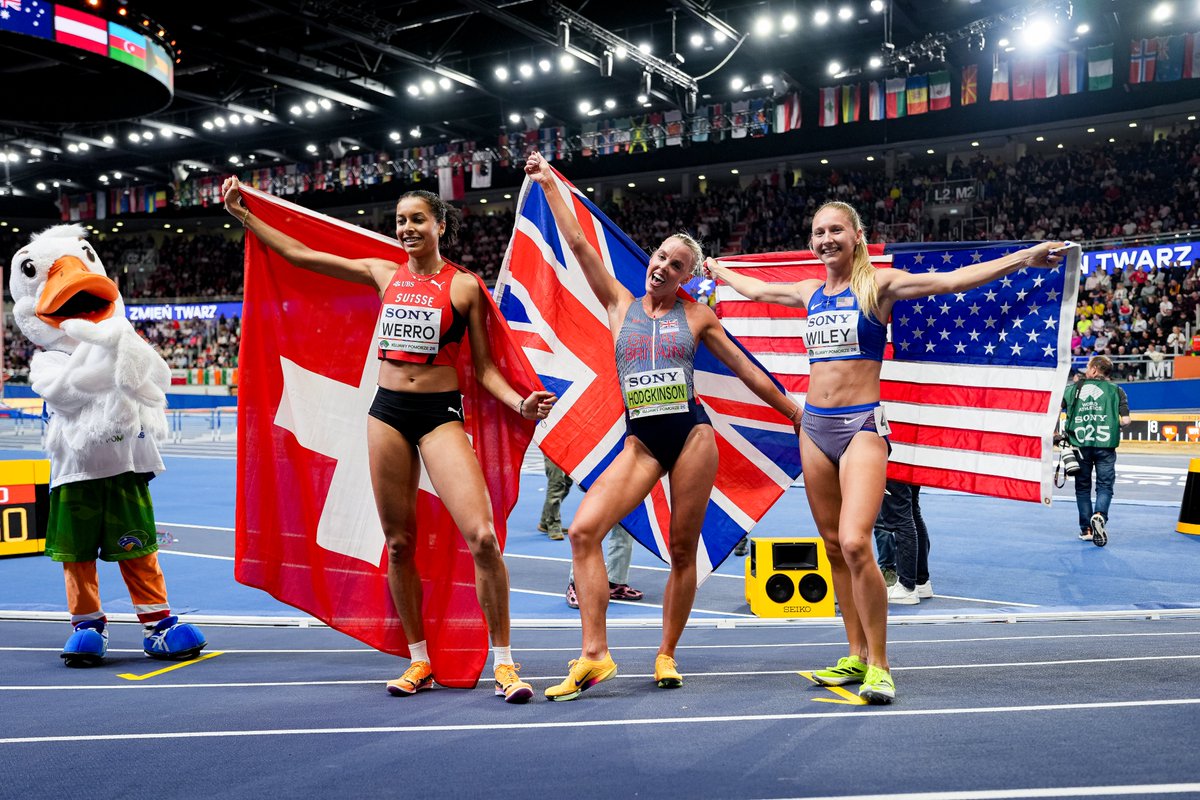 marbali's tweet photo. La generación que ya es presente: Audrey Werro 🇨🇭 (21 años) y Addison Wiley 🇺🇸 (22 años), plata y bronce en los 800 metros

• Werro: récord nacional de 1:56.64 (subcampeona mundial sub 20 en Cali 2022) 

• Wiley: mejor marca de 1:58.36 (quinta en ese mismo mundial). https://t.co/ppcvjryJAT