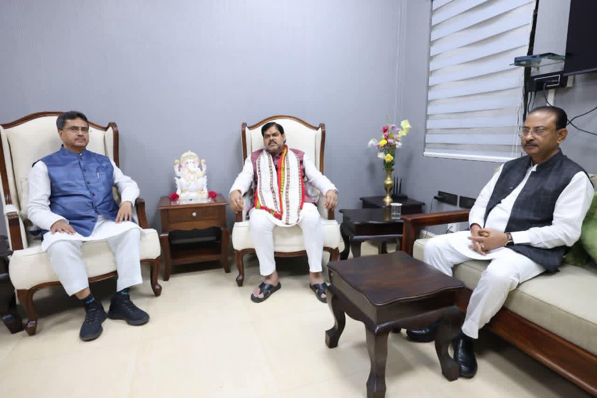 mkrtiwari_bjp's tweet image. आज त्रिपुरा की राजधानी अगरतला में त्रिपुरा के माननीय मुख्यमंत्री @DrManikSaha2 जी और भारतीय जनता पार्टी के माननीय प्रदेश अध्यक्ष श्री @Rajib4BJP #MP राज्य सभा के साथ उप चुनाव और ADC Election के निमित चुनाव तैयारियों से संबंधित सभी प्रमुख बिंदुओं पर चर्चा किया ।