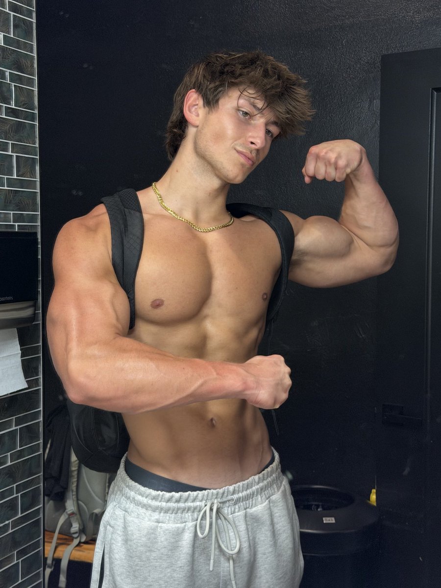 Jake_Shredded's tweet image. Average 20yr natty physique?
#physique #bodybuilder #abs