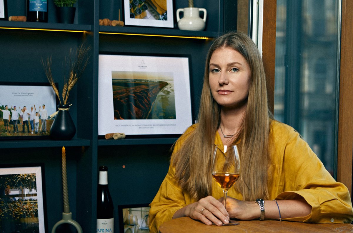 BWarzy's tweet photo. Day 30 โ Svitlana
Russian forces abandoned a tank in her vineyard. Her staff towed it out with a tractor. She put it on the wine label. "We want to present the taste of Ukraine to the world." Day 30 of 40. Donate: https://t.co/kxSbWEb6os #Ukraine #Razom https://t.co/Zujr9kbzFn